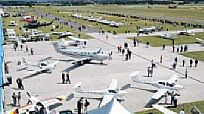 Der Magdeburger Flughafen w�hrend einer Luftfahrtausstellung. Am Donnerstag ist der Airport Thema im Stadtrat. Archivfoto: P. Lie�mann